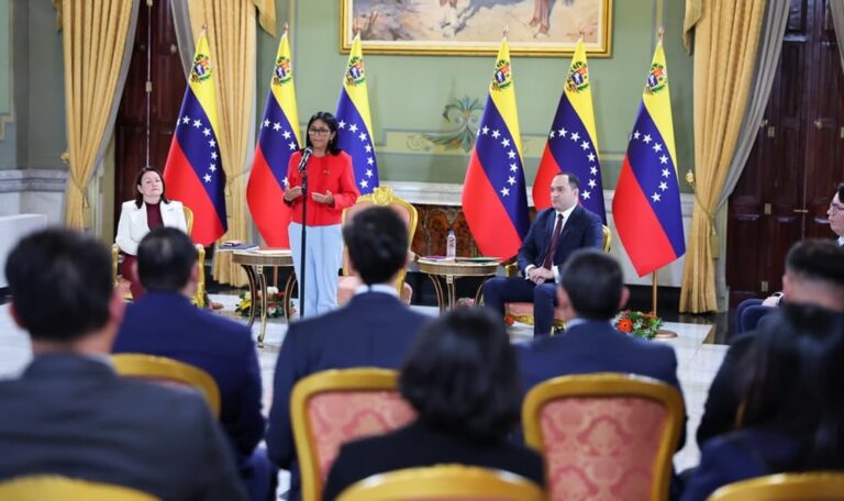 Delcy Rodríguez lidera firma de acuerdos estratégicos con petrolera italiana ENI