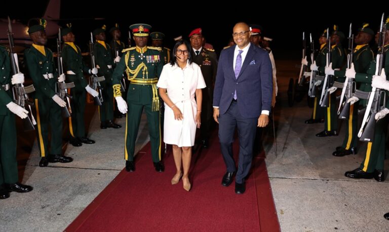 Delcy Rodríguez visita Barbados en su segundo viaje oficial como “presidenta encargada”