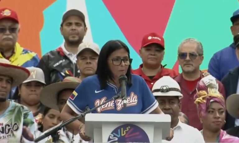 Delcy Rodríguez anuncia ajuste del salario mínimo integral a $240 y las pensiones a $70