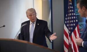 Trump amenaza con ofensiva mayor si falla acuerdo con Irán y mantiene tropas en la región