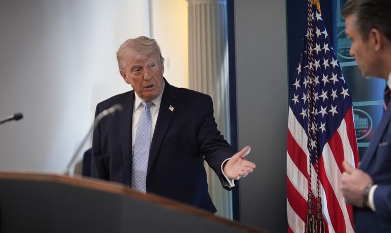 Trump amenaza con ofensiva mayor si falla acuerdo con Irán y mantiene tropas en la región