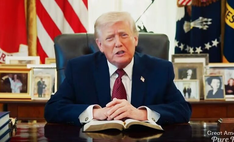 Trump lee la Biblia en medio de la guerra con Irán y tensiones con León XIV