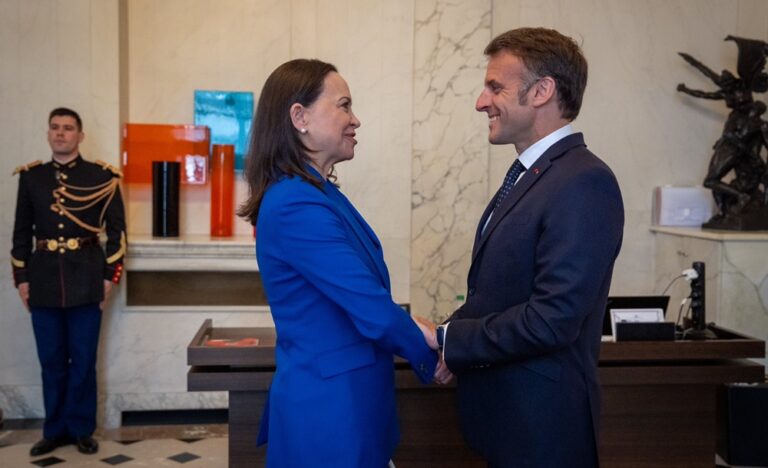 Macron habla con Machado de la “importancia” de una “transición democrática” en Venezuela