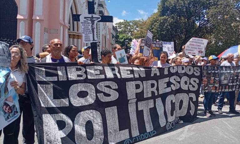 Familiares de presos políticos recorren templos de Caracas para exigir liberaciones