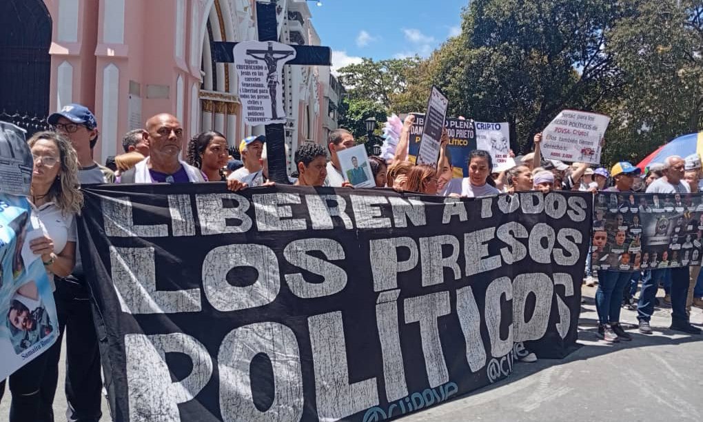 Familiares de presos políticos recorren templos de Caracas para exigir liberaciones