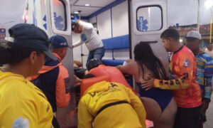Fuerte oleaje provoca vuelco de dos embarcaciones en Chichiriviche