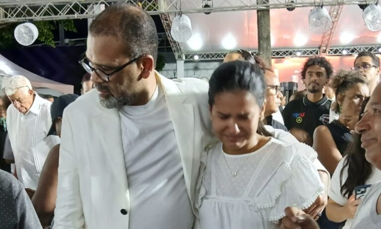 Hija menor de Rubby Pérez rompe en llanto en homenaje a su padre