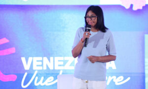Delcy Rodríguez: “El 1° de mayo daremos otro paso con cautela” en la economía
