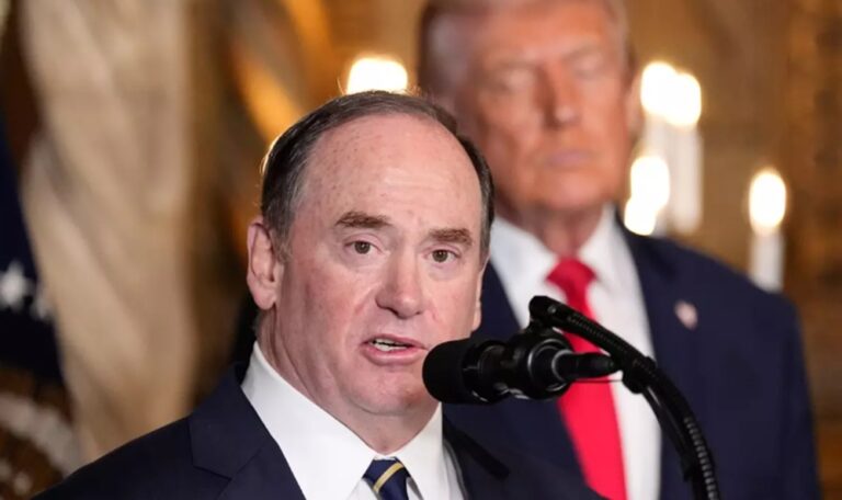 Trump elogia la labor “excepcional” del secretario de Marina tras abandonar el cargo