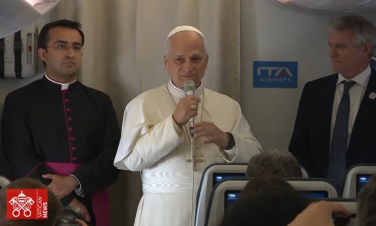 León XIV subraya que la Iglesia no aprueba la bendición formal de las parejas homosexuales