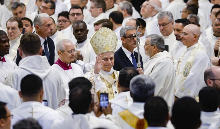 León XIV pide reabrir el diálogo para una paz justa en Oriente Medio