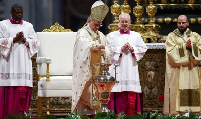 León XIV aboga por una Iglesia alejada de la prepotencia en su primer Jueves Santo