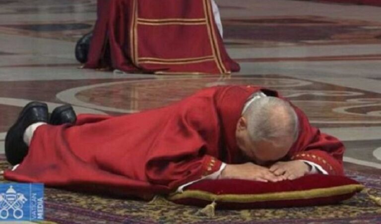 León XIV reza tendido en el suelo de la basílica vaticana por la Pasión de Cristo