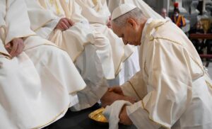 León XIV lamenta una humanidad está “de rodillas” por tanta brutalidad en misa de la Cena del Señor