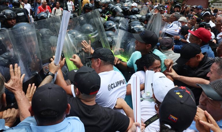 Trabajadores rechazan la represión de sus protestas por aumento salarial