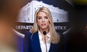 Trump destituye a la fiscal general, Pam Bondi
