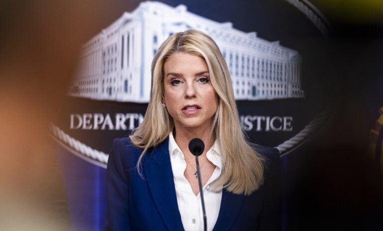 Trump destituye a la fiscal general, Pam Bondi