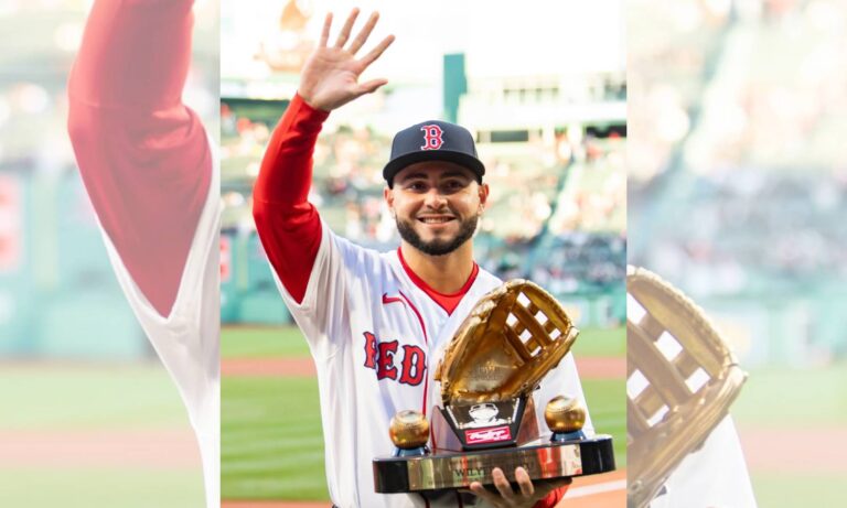 Wilyer Abreu recibe su segundo Guante de Oro consecutivo