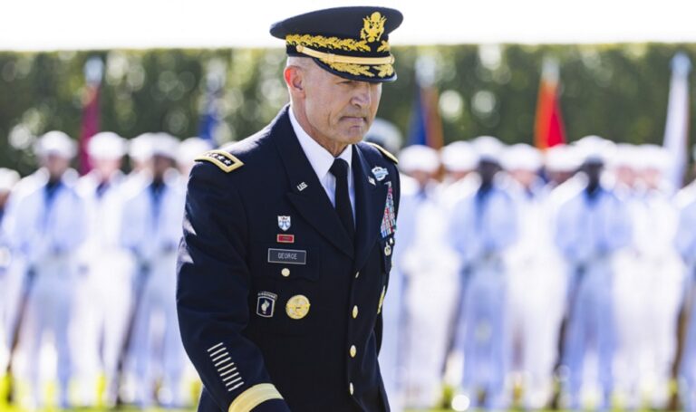 Destituyen al jefe del Estado Mayor de EE .UU. en plena guerra de Irán