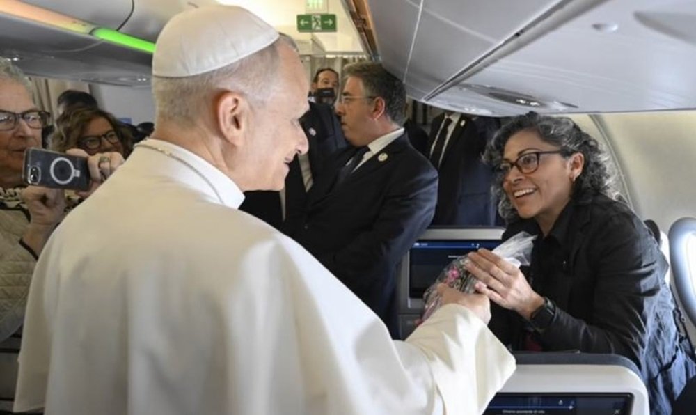 Fotógrafa regala chucherías venezolanas al Papa durante viaje apostólico