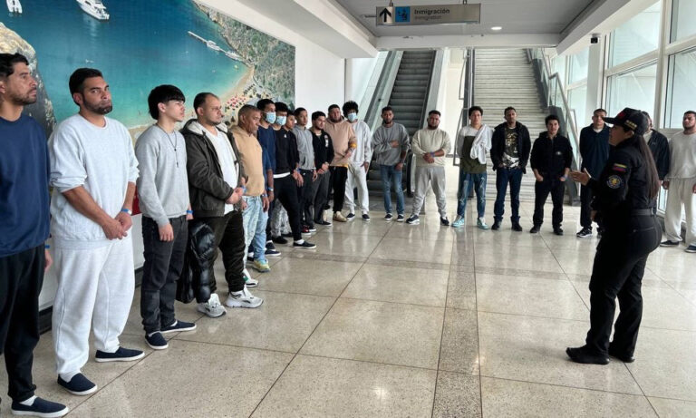 Llegan 328 migrantes venezolanos en vuelo de repatriación desde Arizona