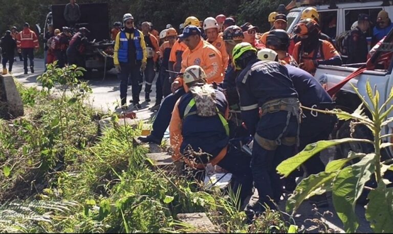 Termina rescate tras accidente de autobús en carretera Barinas–Mérida con saldo de 12 muertos