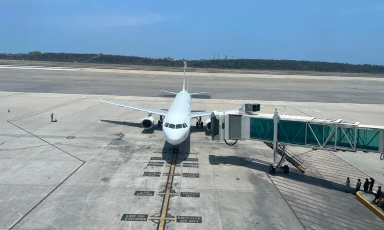 Grupo de 168 connacionales retorna al país en vuelo desde Florida