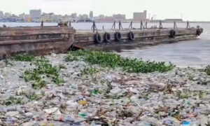 Azul Ambientalistas alerta sobre “marea de plástico” en el Lago