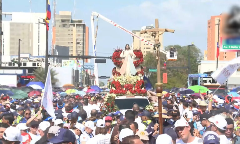 Un mar de fieles acompaña la procesión de la Misericordia hacia Grano de Oro