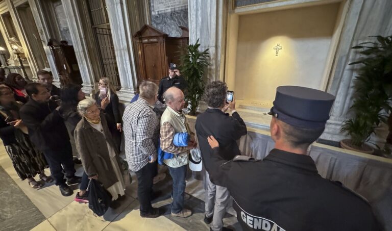 Tumba de Francisco en Roma sigue atrayendo a sus devotos un año después de su muerte