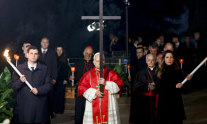 Papa León XIV retoma la tradición de cargar la cruz en el viacrucis del Coliseo