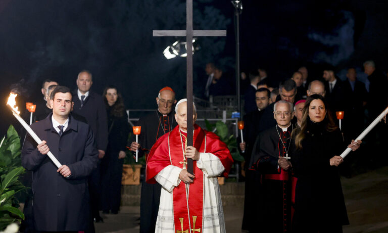 Papa León XIV retoma la tradición de cargar la cruz en el viacrucis del Coliseo