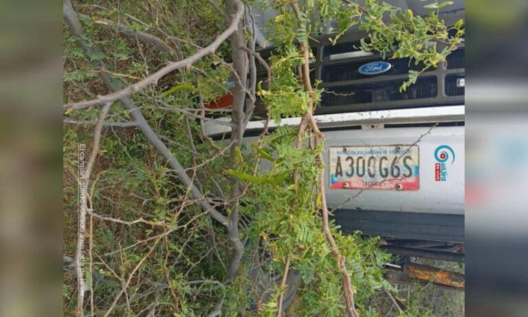 Al menos 2 muertos tras volcarse camión con pimpinas de gasolina en Guajira