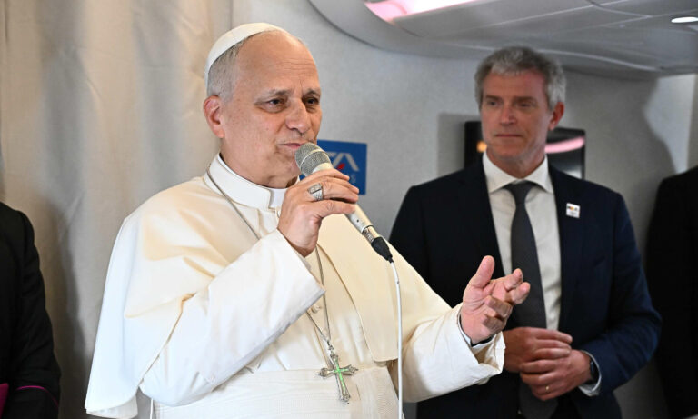 Papa León XIV aclara que sus discursos en África no van dirigidos a Trump