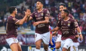 Hinchas del Carabobo FC repudian con consignas a Alexander Granko Jr.