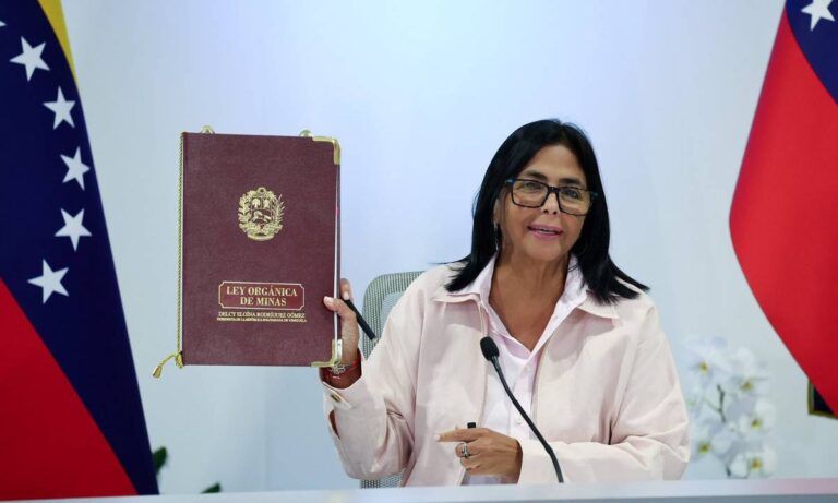 Delcy Rodríguez firma la nueva Ley de Minas y agradece a Trump por “la buena disposición”