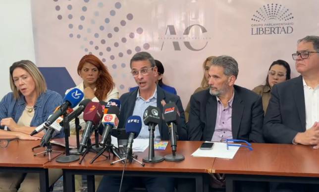 Capriles propone ajuste de $150 para el salario mínimo