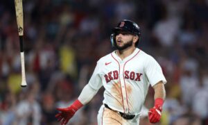 Wilyer Abreu se convierte en el venezolano con más hits en la temporada