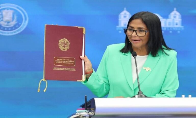 Delcy Rodríguez anuncia aumento “responsable” de salarios para el 1 de mayo