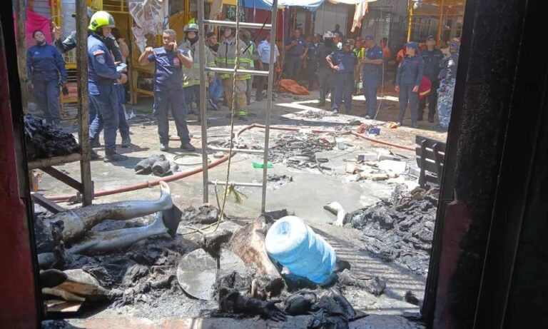 Al menos 3 heridos y 15 puestos afectados deja incendio en el Callejón de los Pobres