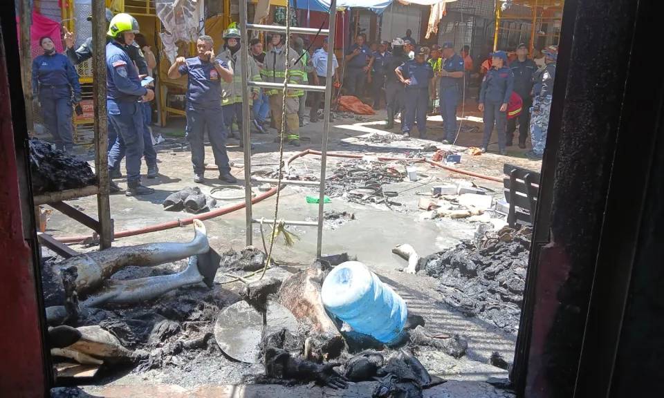 Al menos 3 heridos y 15 puestos afectados deja incendio en el Callejón de los Pobres