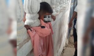 Rescatan a niño cuya cabeza quedó atascada entre dos pilares de una cerca de concreto