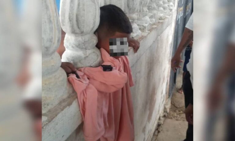 Rescatan a niño cuya cabeza quedó atascada entre dos pilares de una cerca de concreto