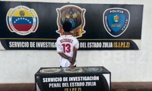 Somete a niño de 8 años y le quita el frenillo prepucial con unas tijeras oxidadas