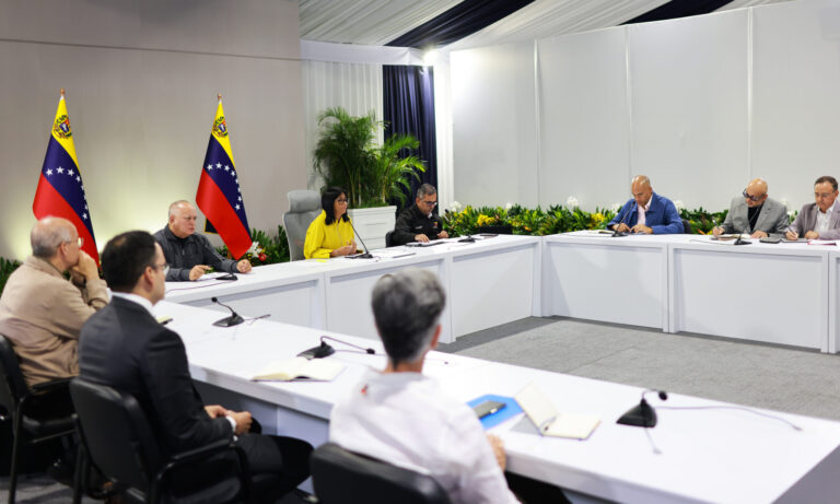 Delcy Rodríguez revisa operatividad del sistema eléctrico con gobernadores del país