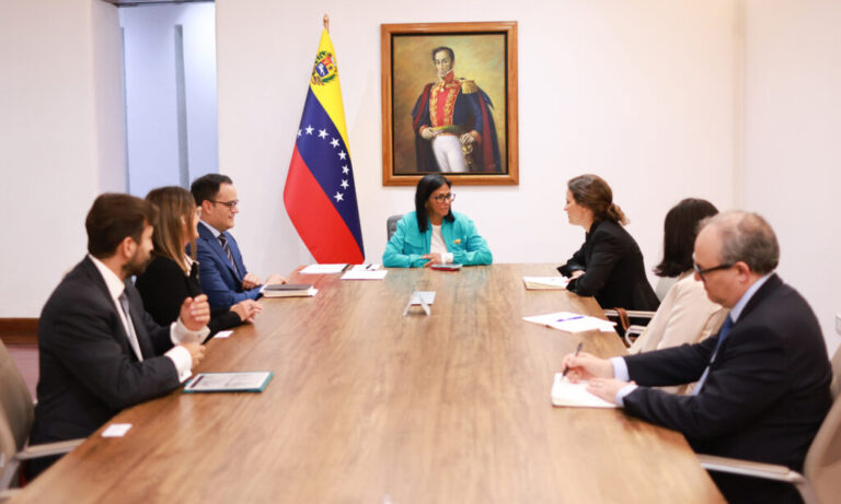 Delcy Rodríguez se reúne con delegación del Banco Mundial