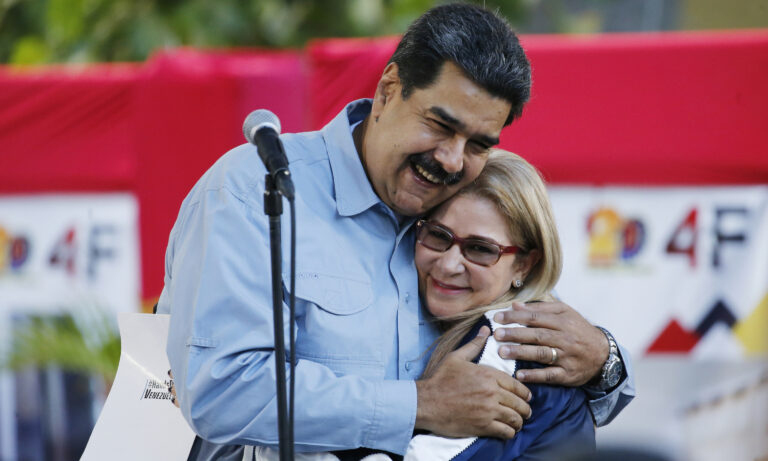 Maduro y Cilia piden “sabiduría y humildad” para la paz en Venezuela