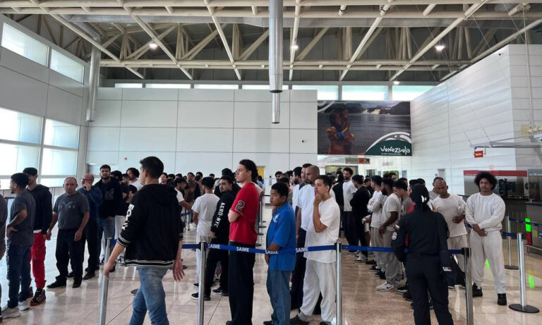 Llegan 162 migrantes venezolanos en vuelo de repatriación desde Miami