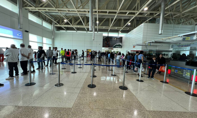 Vuelo con 131 migrantes retorna a Venezuela desde Florida