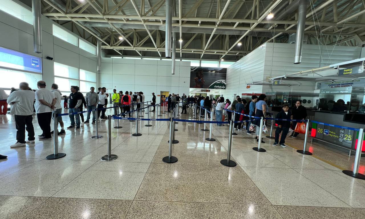 Vuelo con 131 migrantes retorna a Venezuela desde Florida